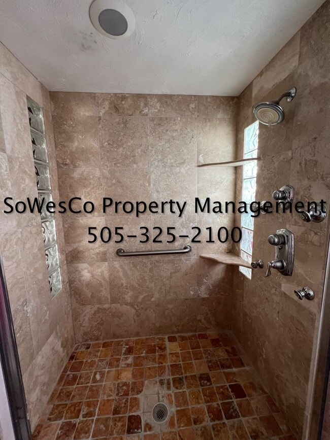 Building Photo - Large 3 Bedroom Home on East Side of Town