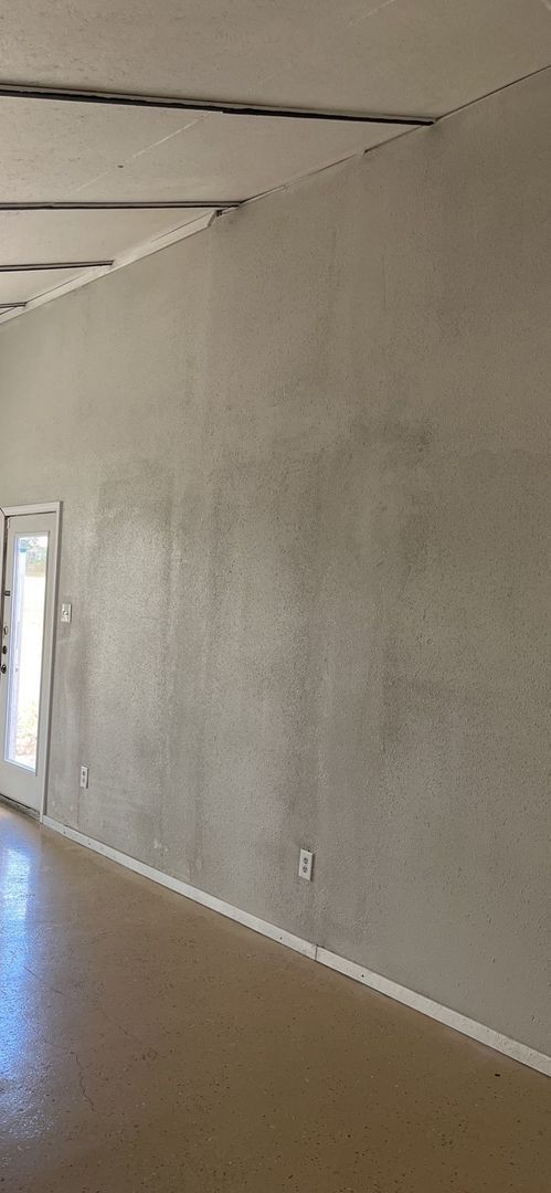 Building Photo - 4 Bedroom, 2 Bathroom Home w/ Bonus Room