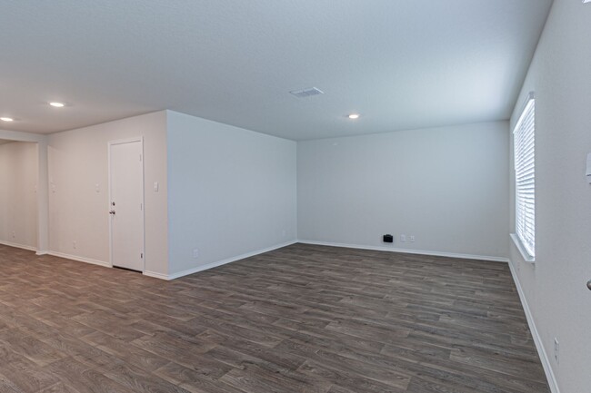 Building Photo - 4 bd/2 ba available NOW!! Wiseman/Talley F...