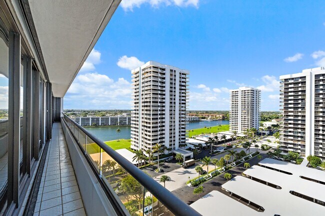 Building Photo - 100 Lakeshore Dr