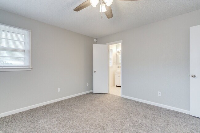 Building Photo - Wonderful 3/2/1 in Central Lubbock!