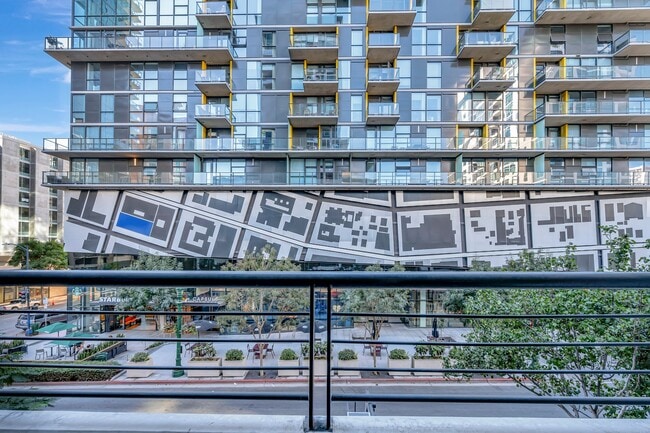 Building Photo - 425 W Beech St