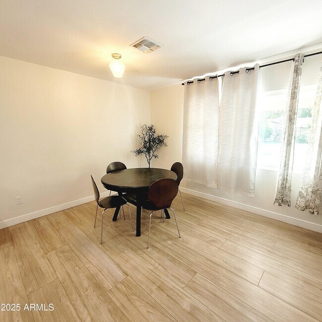 Building Photo - 4028 E Edgemont Ave