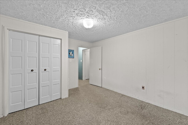 Building Photo - "Charming 4-Bed Townhouse with Granite Tou...