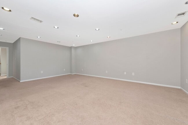 Building Photo - Fantastic Townhouse w/ Garage - Quick High...