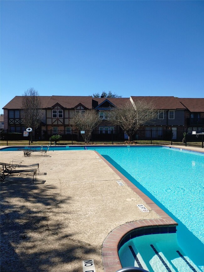 Building Photo - 2316 Shadowdale Dr