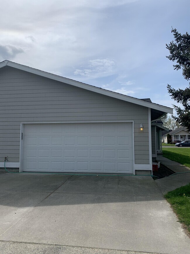 Building Photo - 210 Noble St