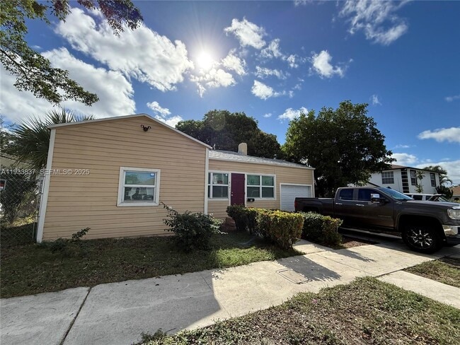 Building Photo - 816 5th St