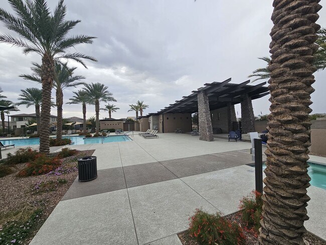 Building Photo - 5 BEDROOM 4 BATH SINGLE FAMILY HOME