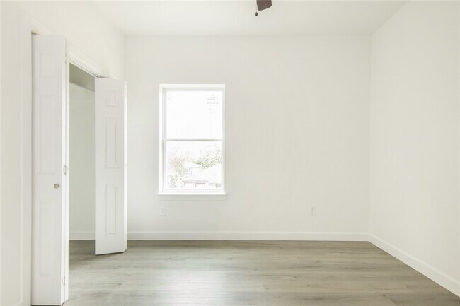 Building Photo - 2305 Sakowitz St