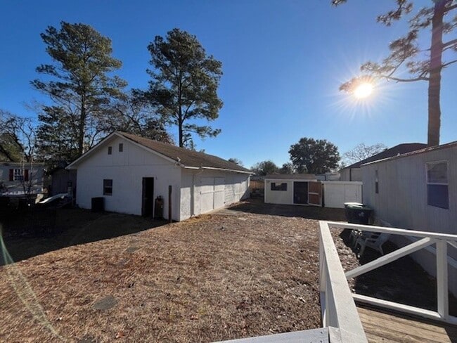 Building Photo - Welcome to this charming 2-bedroom, 1.5-bathroom home located in the desirable area of Leland, NC