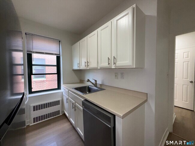 Building Photo - 28 Strawberry Hill Ave