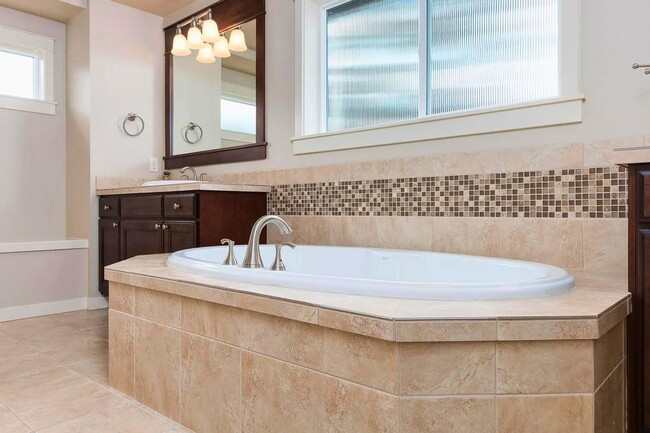 Building Photo - GORGEOUS 5 Bedroom Home in Sammamish