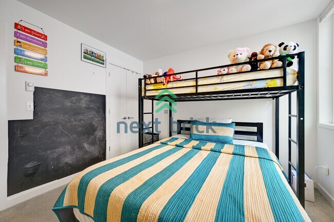 Building Photo - Spacious 3-Bedroom Townhouse in Seattle's Vibrant Heart – 2 Full Baths & 1508 Sq Ft of Comfort!
