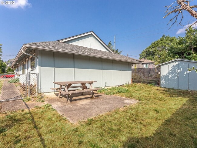 Building Photo - Bright Interior with Generous Bedroom Space – Includes Washer and Dryer