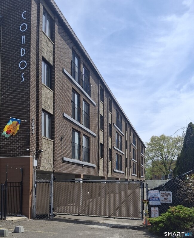 Building Photo - 393 Laurel Ave