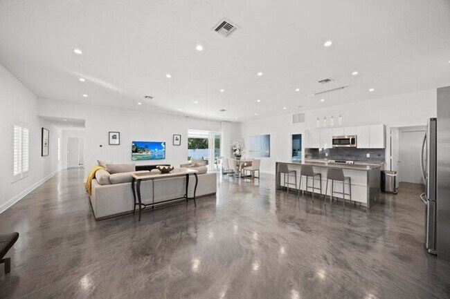 Building Photo - 930 NW 4th Ct