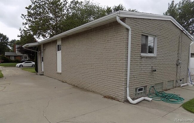 Building Photo - 8783 Lozen Dr