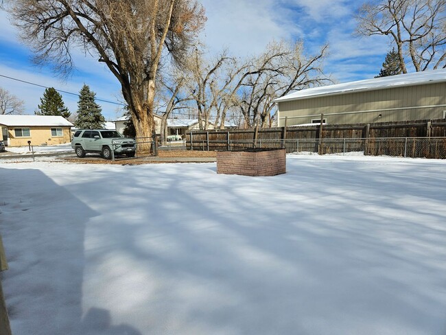 Building Photo - Adorable Light and Bright Refinished 2 Bed...