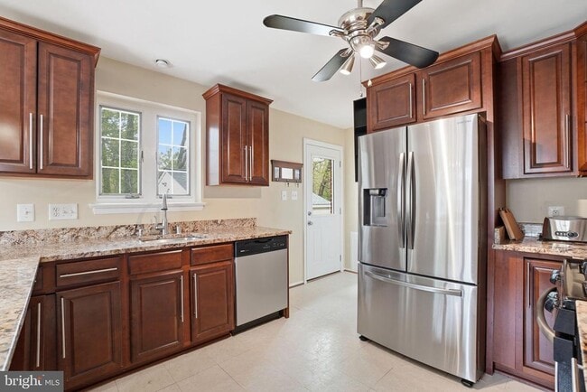 Building Photo - 7414 Jervis St