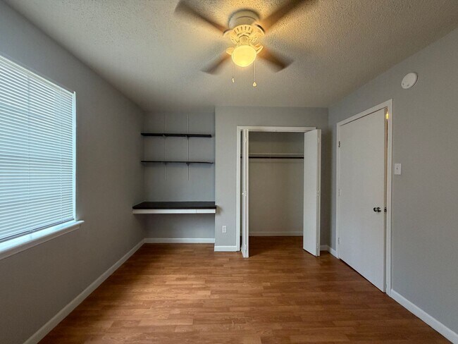 Building Photo - Spacious 3 Bedroom Townhome in Oak Park