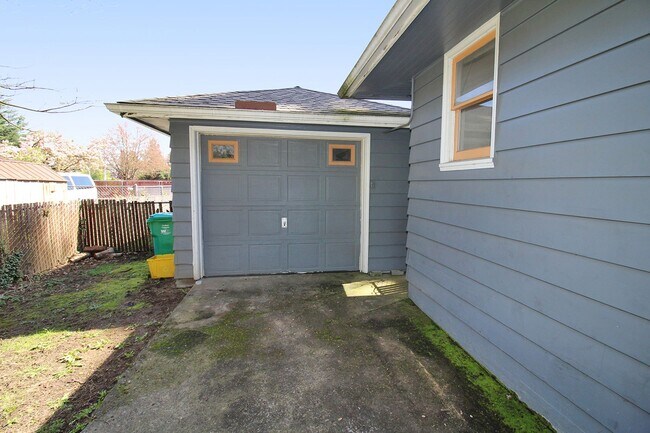 Building Photo - Delightful 3 Bedroom Mid-Century Ranch Hom...