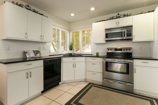 Building Photo - 6809 Medinah Ln NE