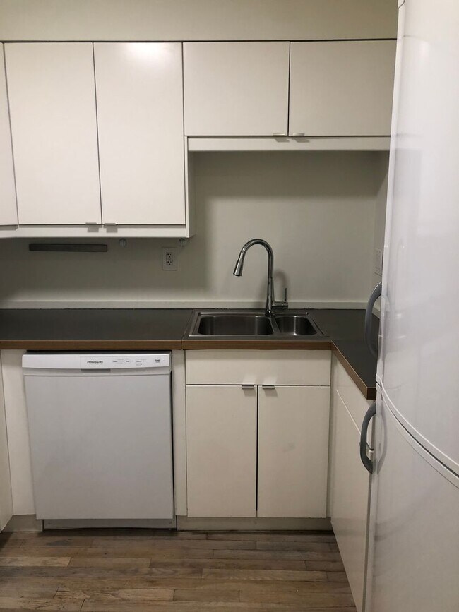 Building Photo - Beautiful 2 Bedroom Apartment with Office in Sugar House!