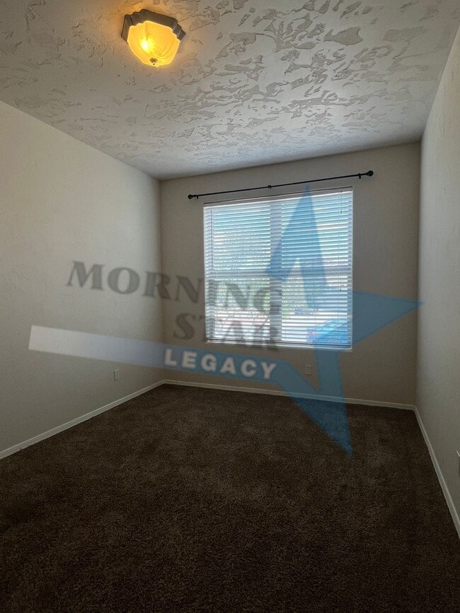 Building Photo - 3 Bedroom Home in Roadrunner Area!