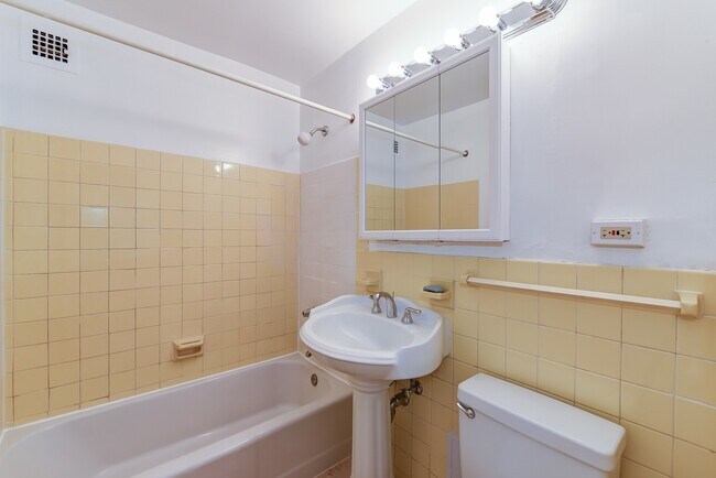 Building Photo - Spacious & Bright Junior One Bedroom at River Place North