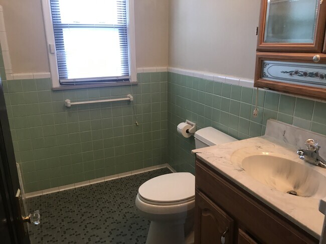 Building Photo - Move in Ready 4 Bedroom 2.5 Bath