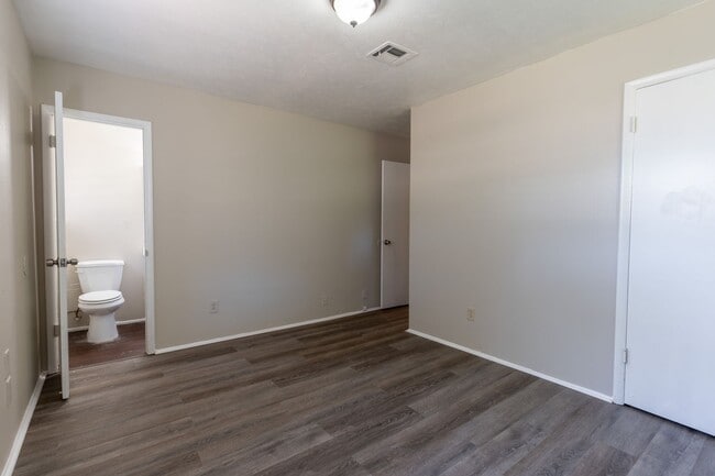 Building Photo - Midwest City Rent to Own!