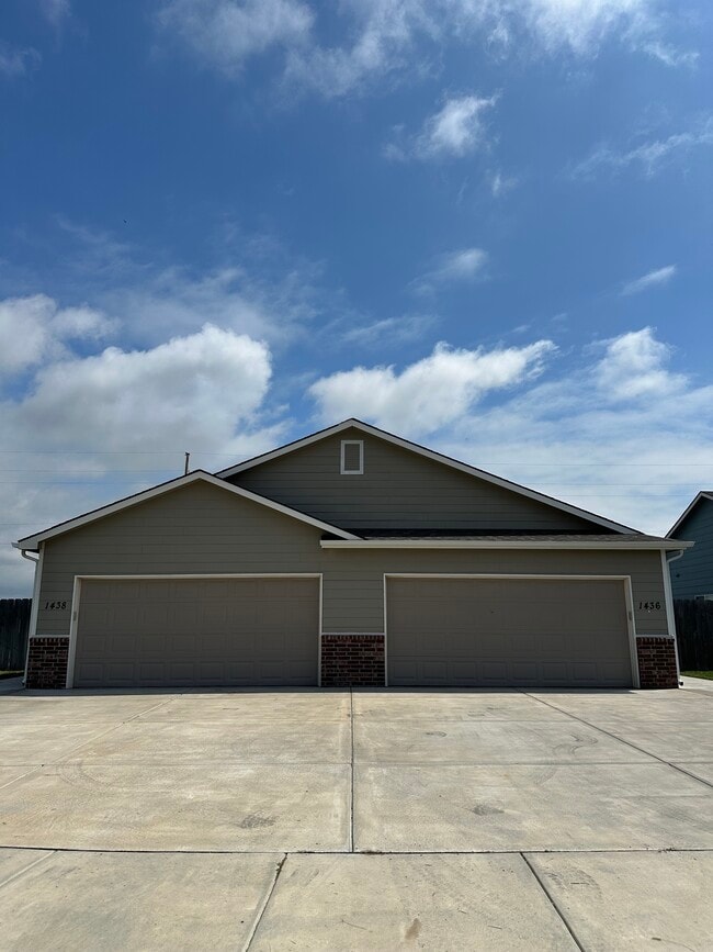 Building Photo - 1438 Azena St
