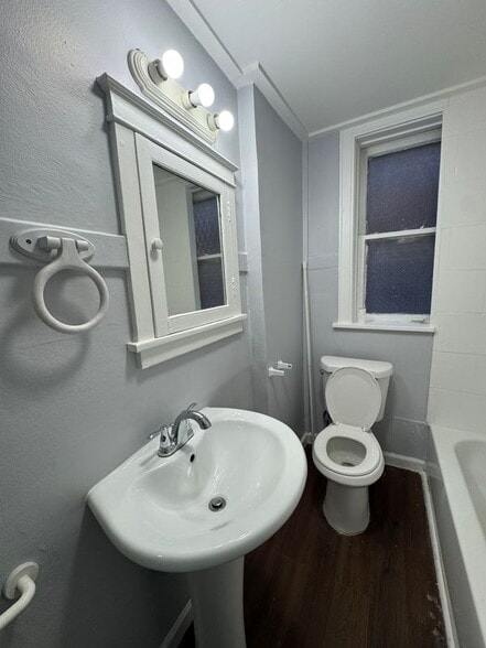 Building Photo - 4962 Lindenwood Ave