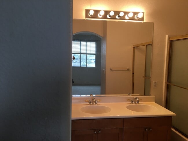 Building Photo - End unit ownhouse with garage walking dist...