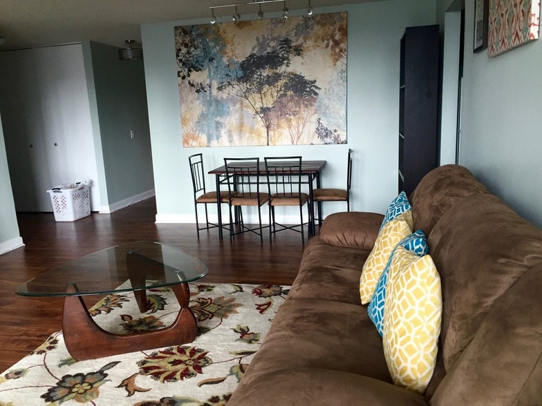 Primary Photo - 200 N Dearborn St