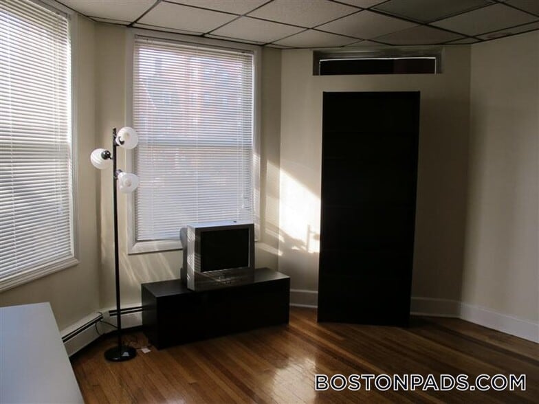 Building Photo - 879 Beacon St