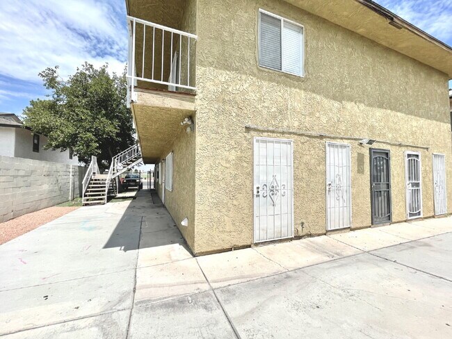 Building Photo - HIVE SUMMER MOVE-IN SPECIAL: DOWNSTAIRS CONDO | RECENLY REHABBED 2 BEDROOM 1 BATH | ACROSS FROM C...