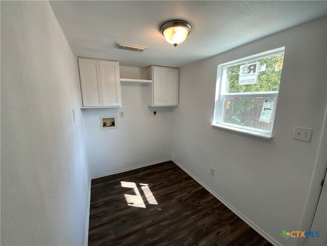 Building Photo - 911 N Penelope St