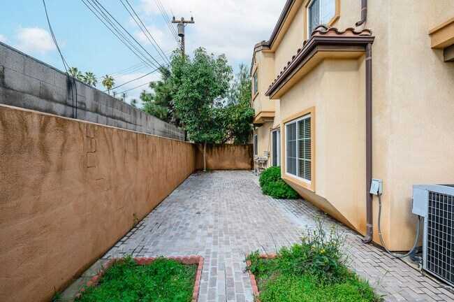 Building Photo - Three bedroom condo for lease in Arcadia