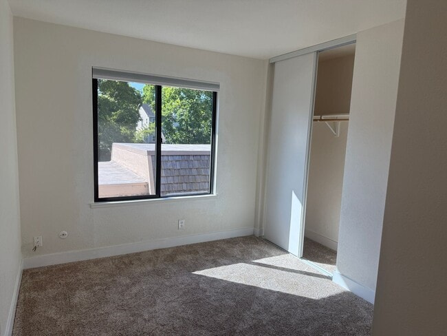 Building Photo - Totally remodeled Townhome
