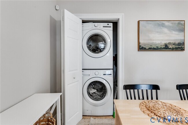 Building Photo - 2103 Pinetree Dr