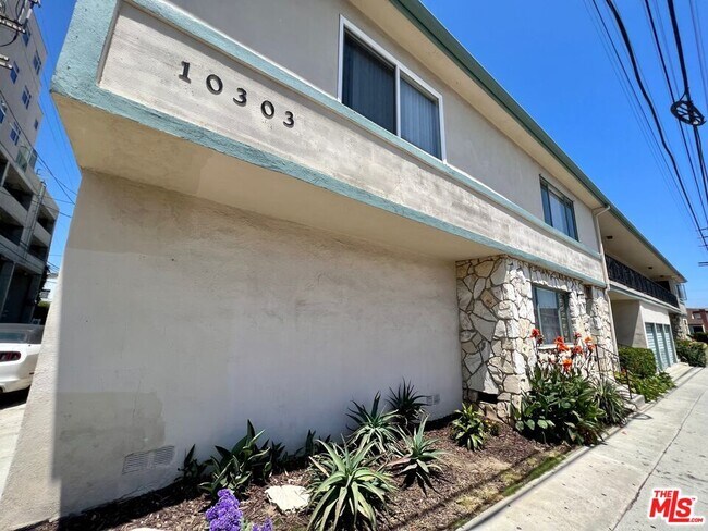 Building Photo - 10303 Palms Blvd