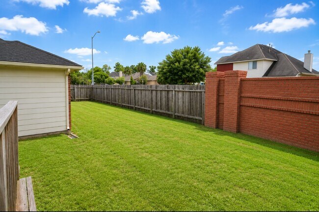 Building Photo - 15154 Kingsbridge Way