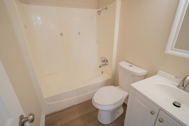 Building Photo - 1545 Pine View Dr