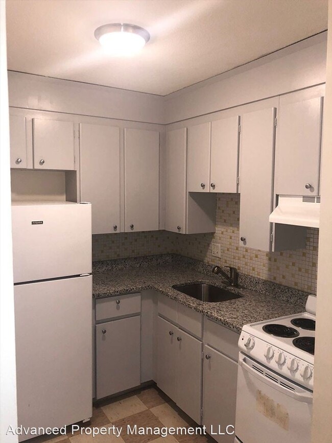 Building Photo - 1045 River St