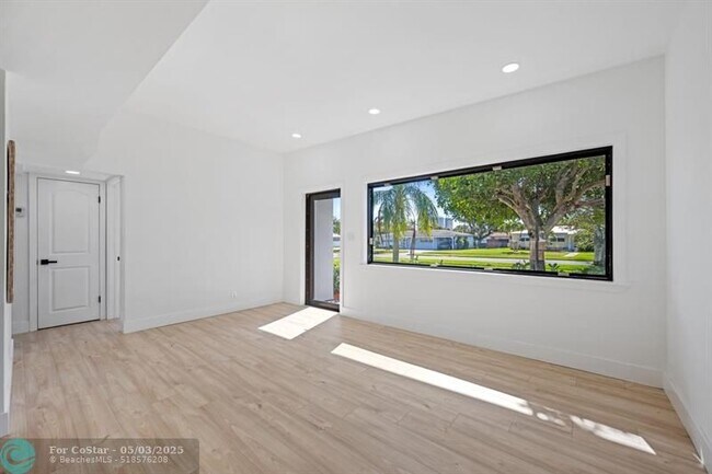 Building Photo - 315 E Jasmine Dr