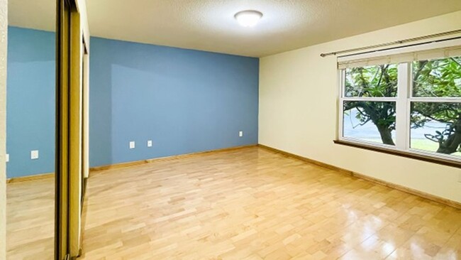 Building Photo - Light & bright Corner Condo in prime Kirkl...