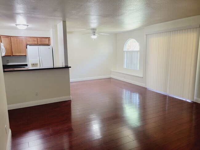 Building Photo - *Great 3 Bedroom Condo in Lakes Area*