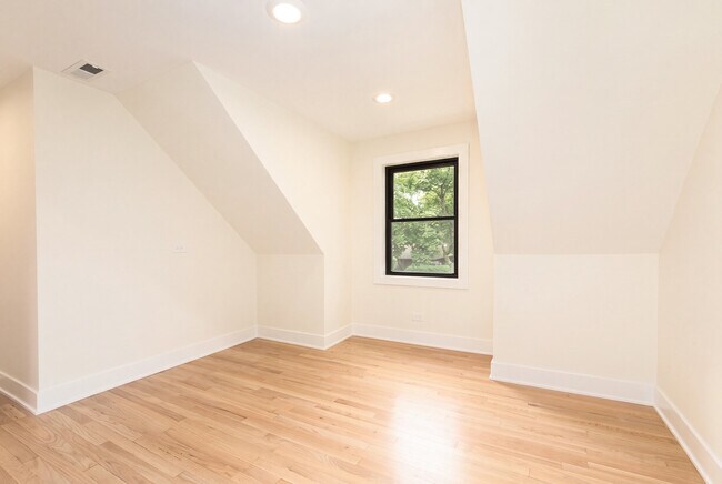 Building Photo - 7111 N Mason Ave